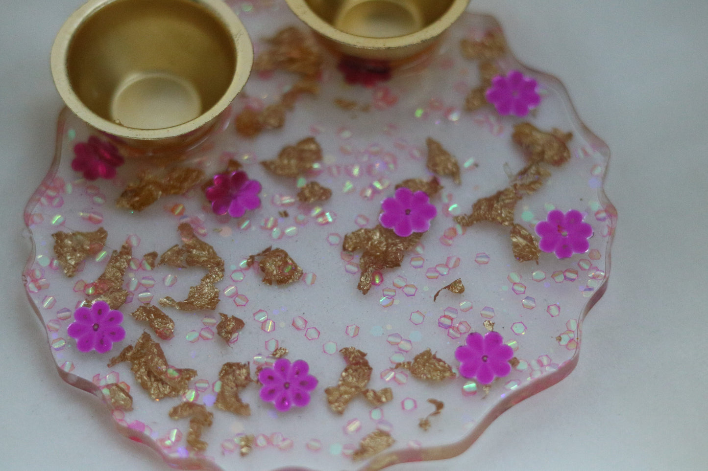 "5-Inch Floral Resin Thali with Gold Flakes & Purple Accents"